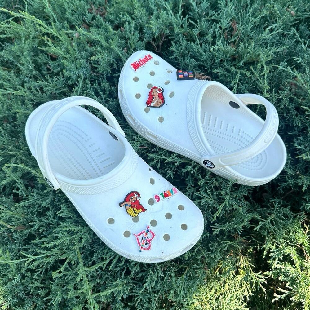 Crocs Unisex Adult Classic Clogs With Charms Size M6 W8 White